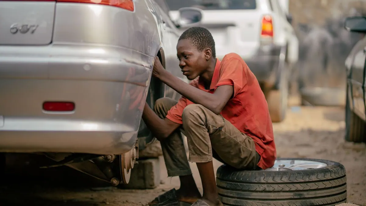 Mécanicien travaillant sur une roue de voiture