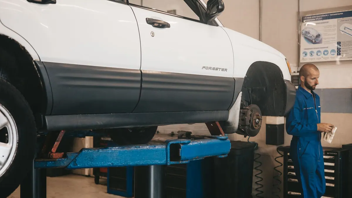 Voiture sur un pont élévateur dans un garage
