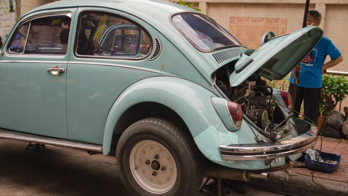 Voiture en entretien dans un atelier de réparation